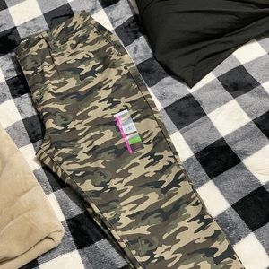 Camouflage print skinny jeans